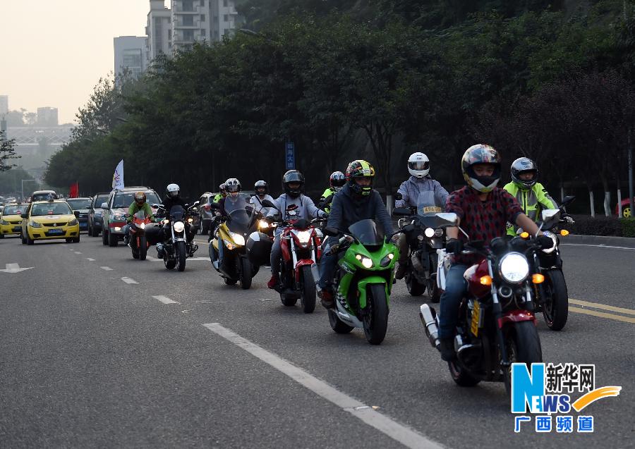 重慶車友自發(fā)組織迎接中國—東盟汽車?yán)愜囮?duì)