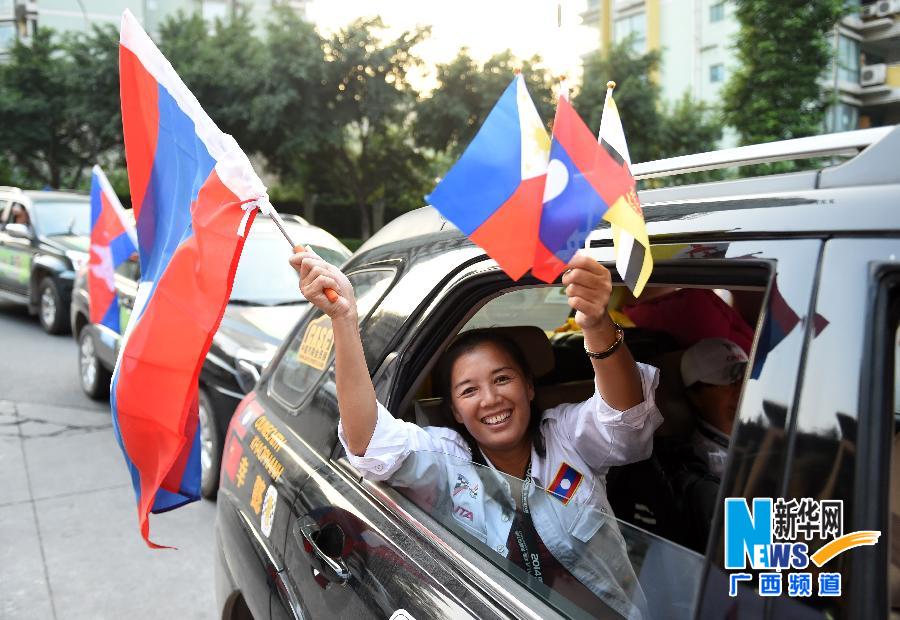 重慶車友自發(fā)組織迎接中國—東盟汽車拉力賽車隊