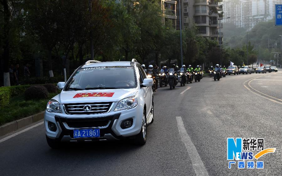 重慶車友自發(fā)組織迎接中國—東盟汽車?yán)愜囮?duì)