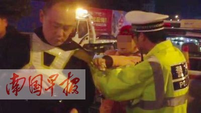 女子涉嫌酒后開車 把民警抓傷叫囂法律算什么