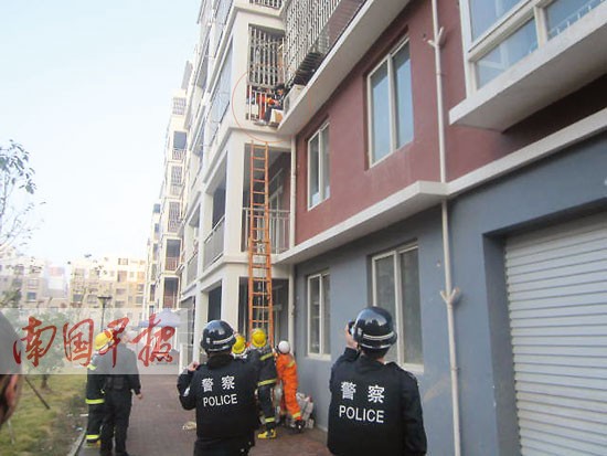 上思男子吸毒后產(chǎn)生幻覺 爬在防盜網(wǎng)上喊“救命”