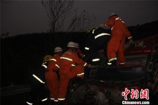 廣西高速路一滿載煙花爆竹貨車被追尾致2死5傷