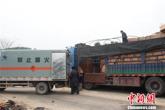 廣西高速路一滿載煙花爆竹貨車被追尾致2死5傷