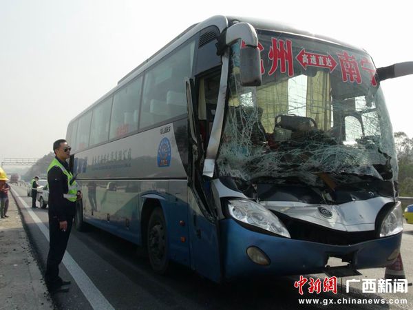 蘭海高速欽州段發生大客車追尾掛車事故