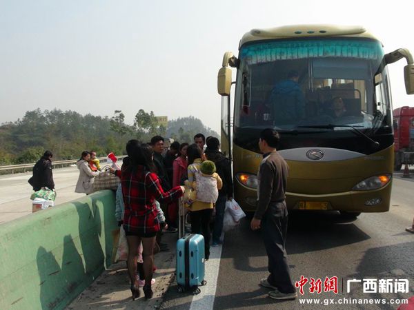 蘭海高速欽州段發生大客車追尾掛車事故