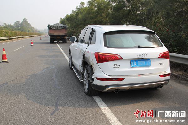 南友高速奧迪車“搶”時間追尾施工車