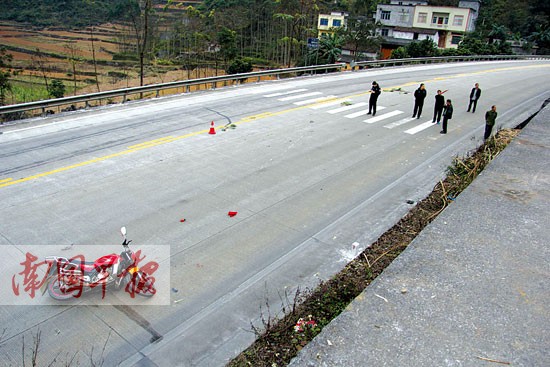 老師帶學(xué)生過斑馬線 摩托沖過來老師推開學(xué)生被撞