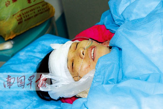 老師帶學(xué)生過斑馬線 摩托沖過來老師推開學(xué)生被撞