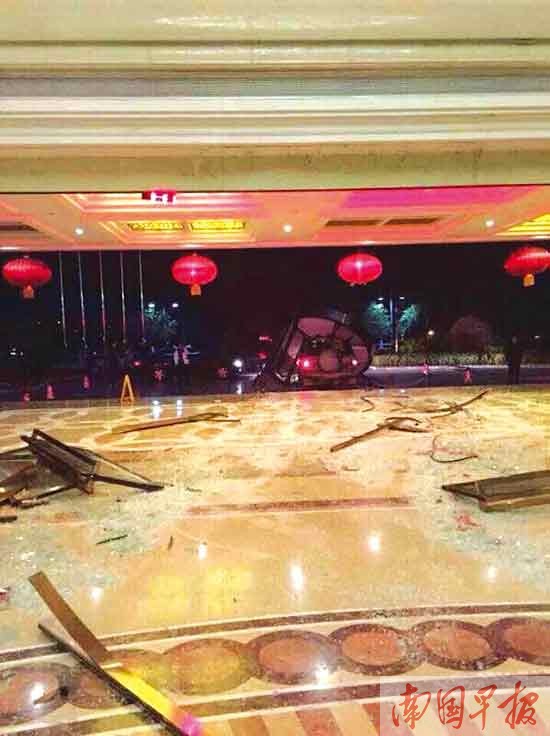 醉酒男駕車沖進酒店大堂兜了個圈 頂著門框沖出去