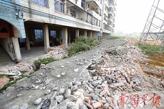 拆，還是不拆？一堵圍墻引發(fā)小區(qū)業(yè)主對峙