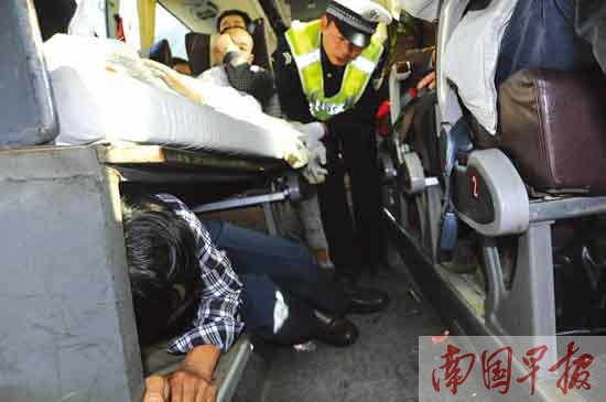 超員車與交警玩