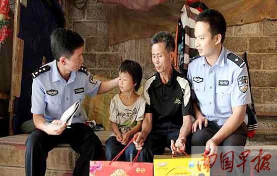 “赤腳警察”兩年走壞五六雙鞋 為鄉親辦“小事”