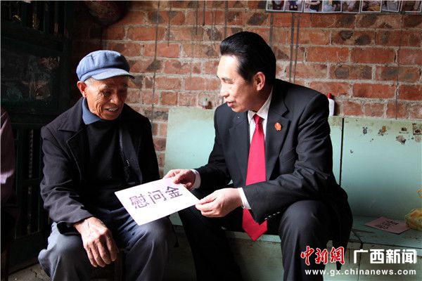 廣西崇左中院開(kāi)展“情系鄉(xiāng)親”春節(jié)前送溫暖活動(dòng)