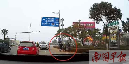 兩消防戰士路見不平 擒獲兩名飛車搶奪嫌疑人