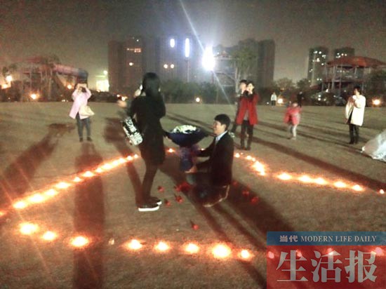 小伙摩天輪下浪漫求婚 相戀8年終抱美人歸