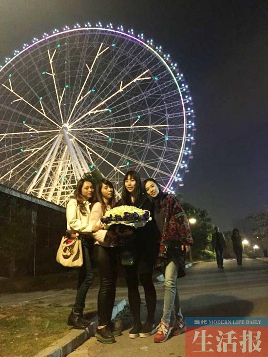 小伙摩天輪下浪漫求婚 相戀8年終抱美人歸