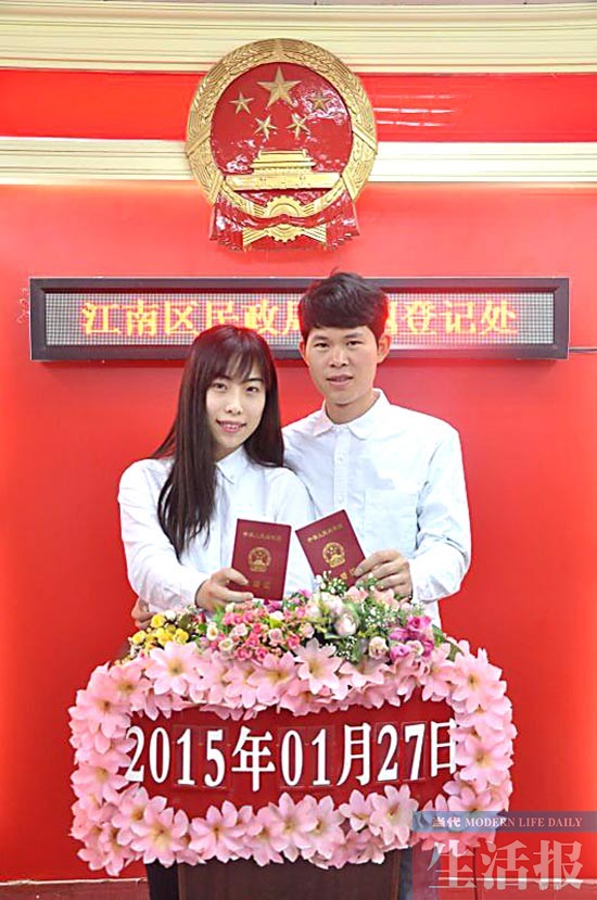 小伙摩天輪下浪漫求婚 相戀8年終抱美人歸