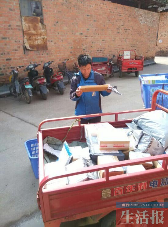 2歲童垂危奶奶跪地呼救 快遞哥火速送