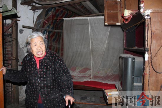 面對智殘的兒子和孫女 八旬阿婆照顧多年不離不棄