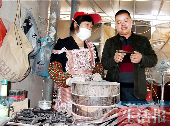 男子回鄉艱辛創業 小小茶葉夾“夾”出一片天