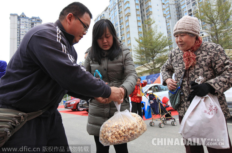 廣西柳州復古“爆米花哥哥”引人圍觀