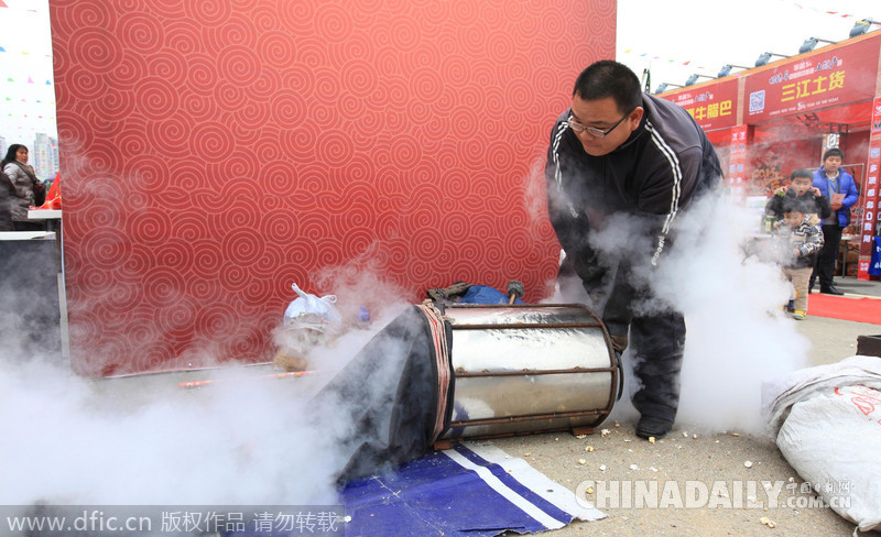 廣西柳州復(fù)古“爆米花哥哥”引人圍觀