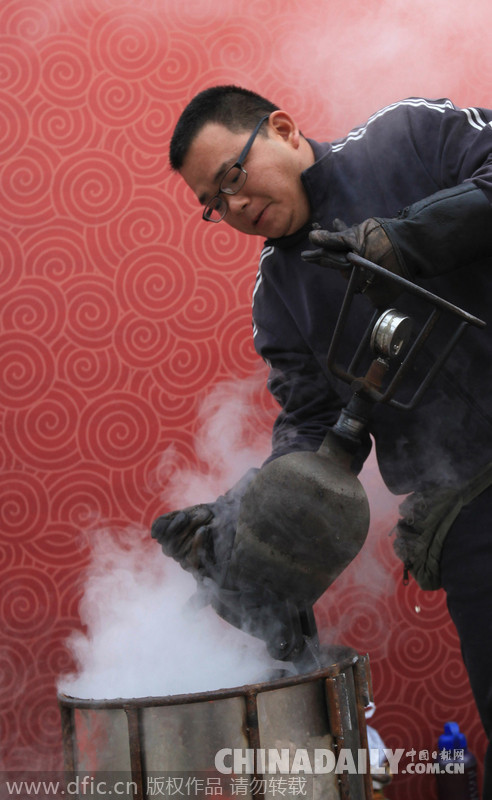 廣西柳州復(fù)古“爆米花哥哥”引人圍觀