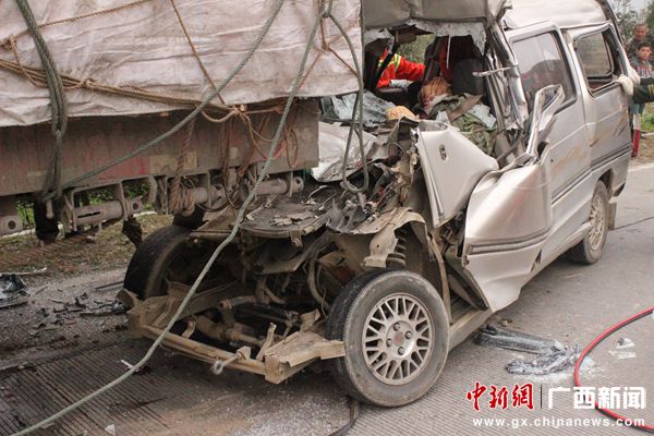 廣西融安兩車追尾司機當場死亡