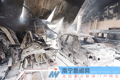 長(zhǎng)堽路汽修店大火現(xiàn)場(chǎng)觸目驚心 14輛車被燒剩鐵殼