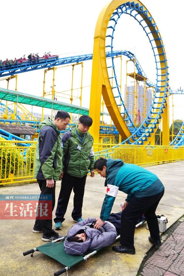 南寧動物園過山車高空遇險原是應急演練