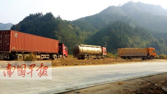 貨車司機入境沒到看到限行標志 出境連遇關卡收錢