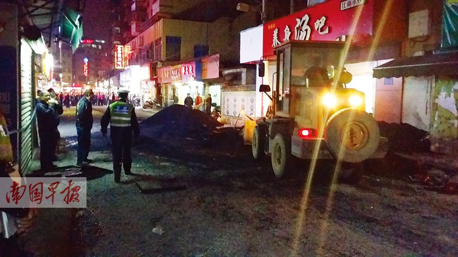 瀝青運(yùn)輸車側(cè)翻 瀝青傾倒街邊小孩遭到掩埋