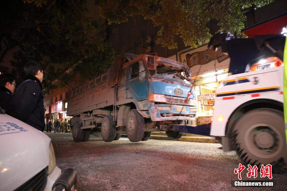 瀝青運輸車側翻 瀝青傾倒街邊小孩遭到掩埋