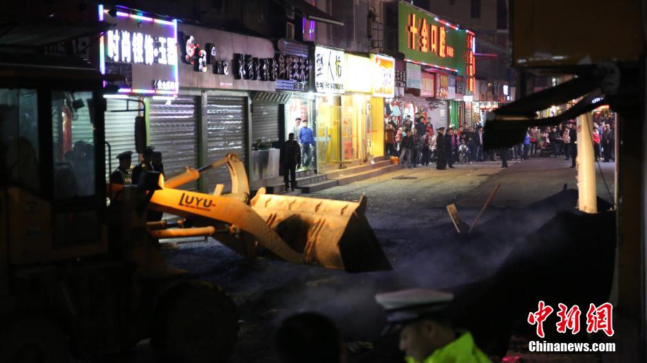 瀝青運輸車側翻 瀝青傾倒街邊小孩遭到掩埋