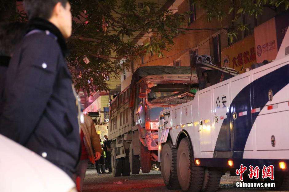 瀝青運輸車側翻 瀝青傾倒街邊小孩遭到掩埋