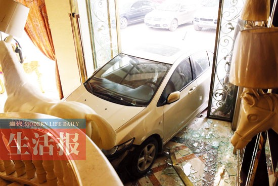 女司機駕車闖進KTV大廳 涉嫌酒駕女子稱操作失誤