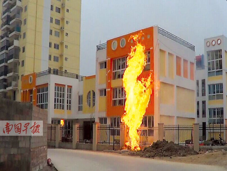 烤火烤破地下燃氣膠管 火苗燒熔路燈烤碎玻璃