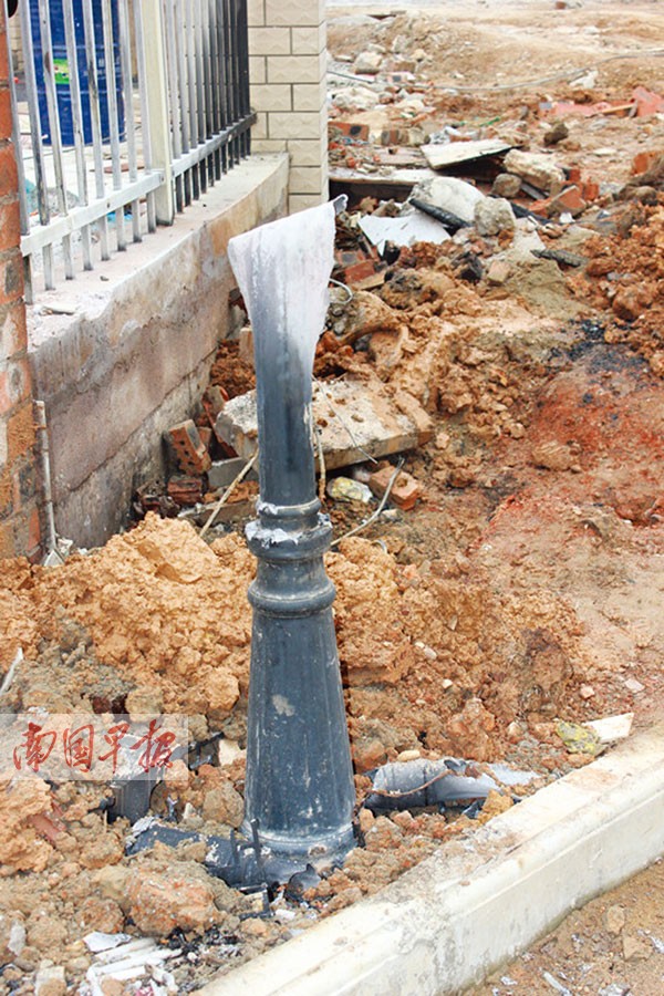 烤火烤破地下燃氣膠管 火苗燒熔路燈烤碎玻璃