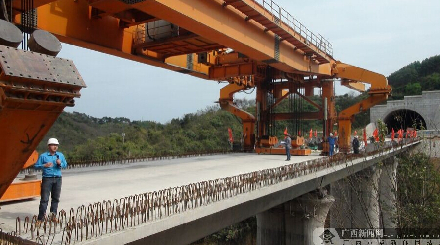 云桂鐵路廣西段南寧境內(nèi)橋梁全部架設(shè)完成(圖)