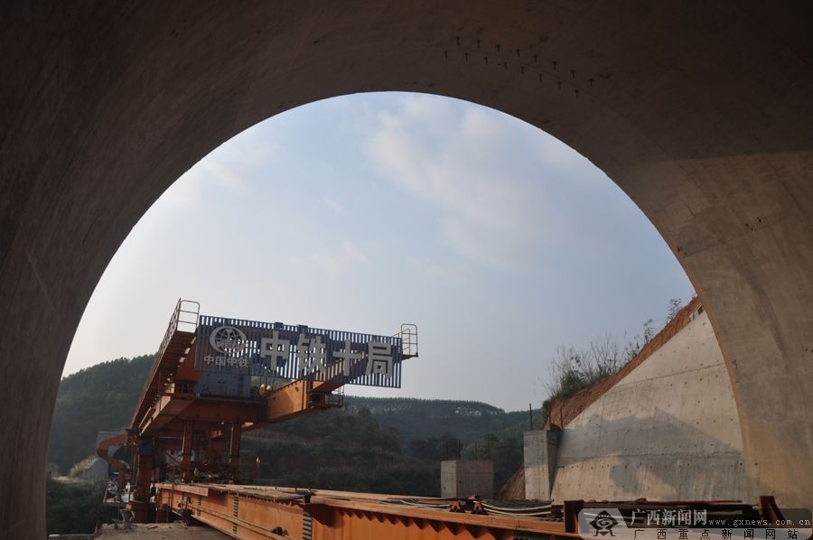 云桂鐵路廣西段南寧境內橋梁全部架設完成(圖)