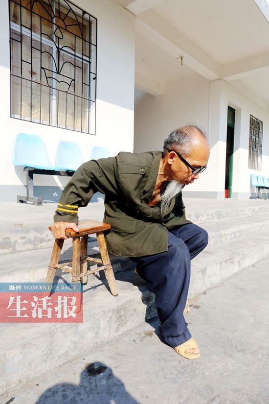 老人雙腿殘疾利用板凳