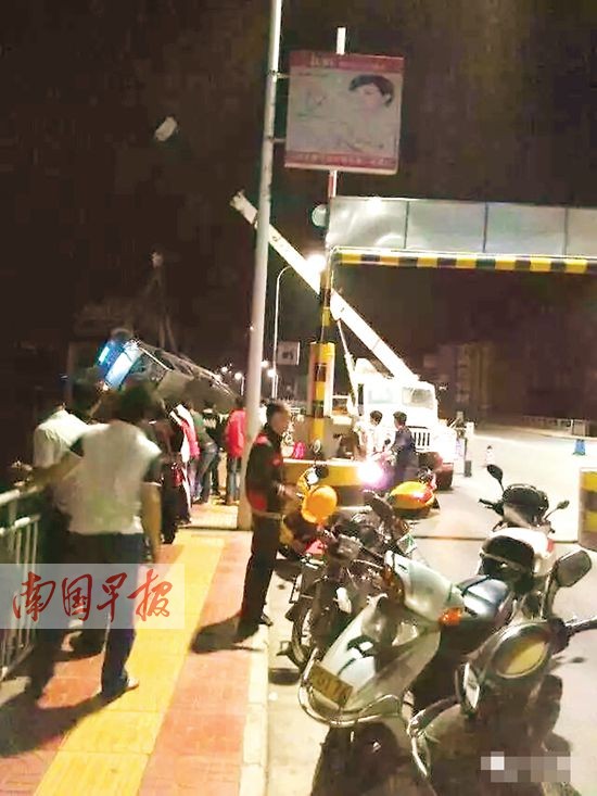 貨車失控側(cè)翻橋下司機(jī)消失 事后一男子自稱是司機(jī)