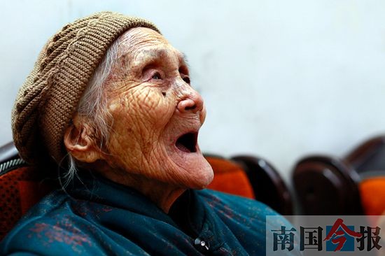 115歲老太或是柳州最老壽星 土法熬制草藥水洗澡