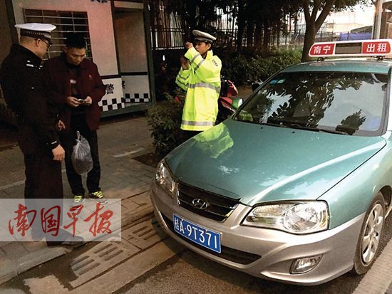 冒牌的士滿街兜客撈錢(qián) 外型與正規(guī)出租車(chē)極其相似