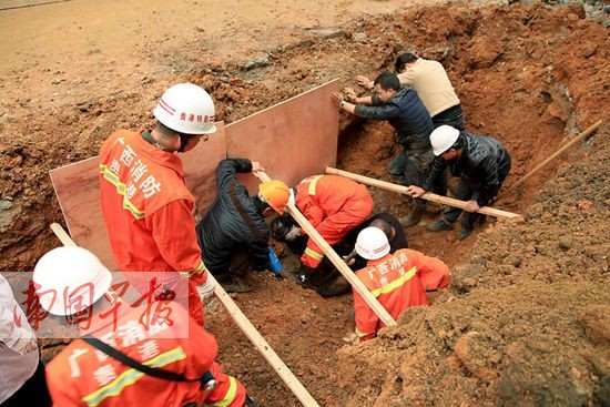 排水溝突然坍塌被埋者僅露頭部 所幸被及時救出