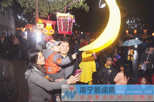 南寧市民冒雨鬧元宵 菠蘿嶺千盞花燈點亮商業長街