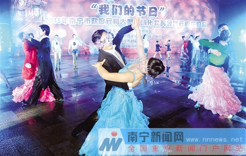 南寧市民冒雨鬧元宵 菠蘿嶺千盞花燈點亮商業長街