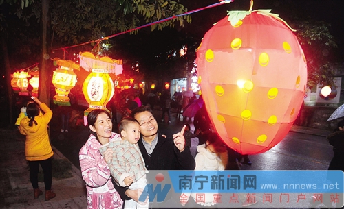 南寧市民冒雨鬧元宵 菠蘿嶺千盞花燈點亮商業長街
