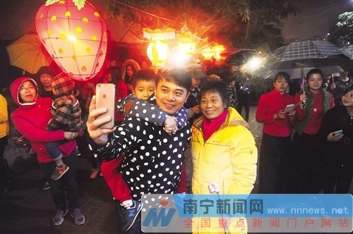 南寧市民冒雨鬧元宵 菠蘿嶺千盞花燈點亮商業長街