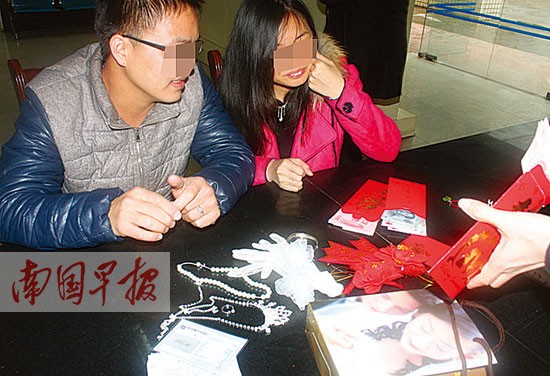 新娘遺落萬(wàn)元禮金金銀首飾 的哥如數(shù)交給警方(圖)